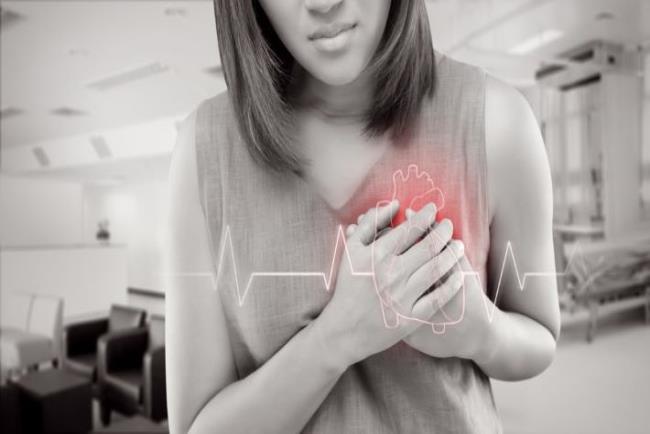 אישה מניחה את ידיה על אזור הלב, אמיודארון (פרוקור) לטיפול בהפרעות קצב לב